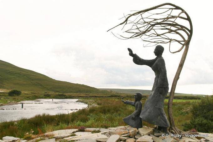 Statue am Ufer des Flusses Ovenduff, Bangor Erris Bog, Mayo Bangor - Irland