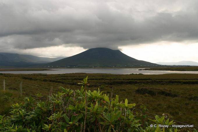 Volcanic Illusion, da die N59 vor Mallaranny (Mulranny) - Irland