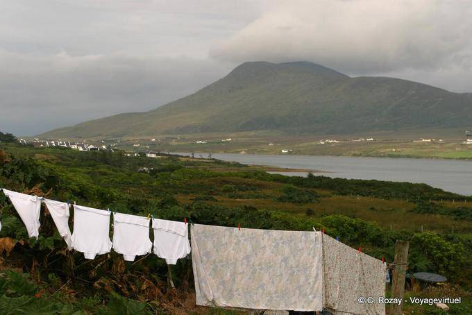 Bettwäsche und Panorama in Richtung Corraun Halbinsel, Achill Road, Mulranny - Irland