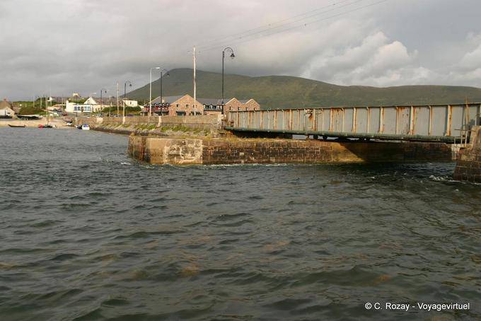 Die alte Brücke zwischen R319 und Achill Achill Sound - Irland