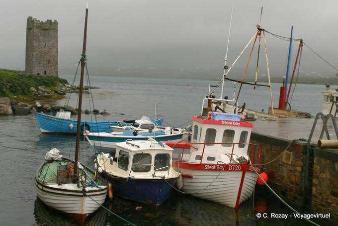 Kleiner Hafen an Kildavnet Castle, Achill Island - Irland