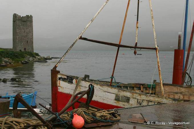 Boot vor der Granuaile Turm, Kildavnet, Achill Island - Irland