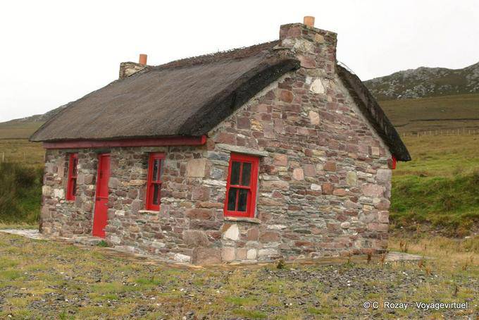 Steinhaus typischen Reetdach, Achill Island - Irland