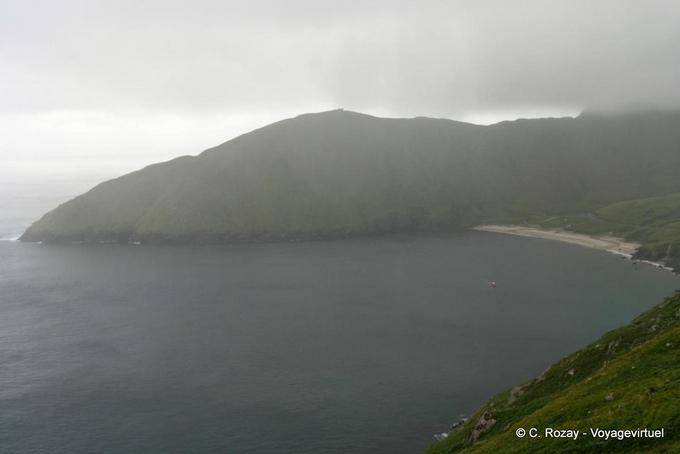 Keem Bay in den Wolken, Achill Island - Irland