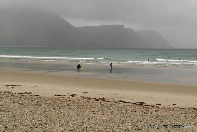 Icy Schwimmen mit den Klippen von Keel, Achill Island - Irland