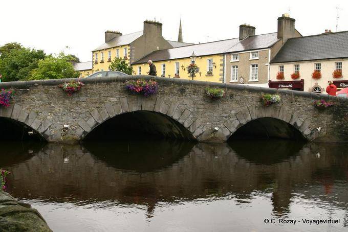 Alte Brücke über den Fluss Carrowbeg, Westport - Irland