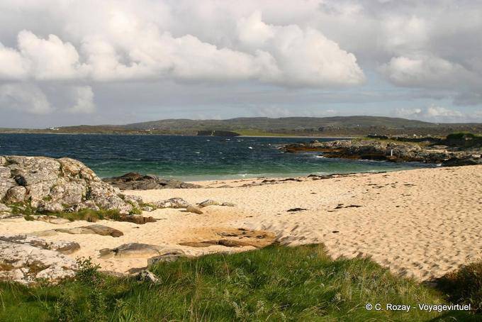 Landschaft von Connemara Küste in Richtung Clifden - Irland