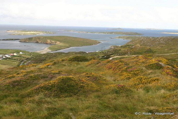 Panorama von Ardmore aus Fahy und Steinbutt Island, Clifden Connemara Sky Road - Irland