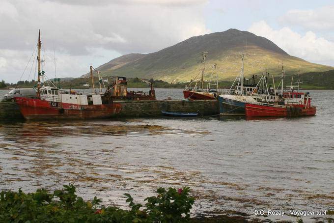 Fischerboote auf Lettertrack, Connemara - Irland