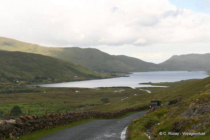 Lough und schmale Straße, Connemara - Irland