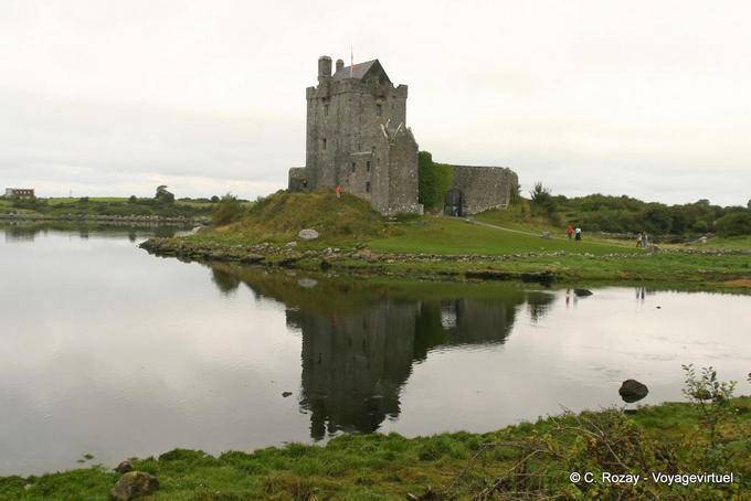 Dunguaire Schloss im Jahre 1520 auf die Bucht von Galway gebaut - Irland