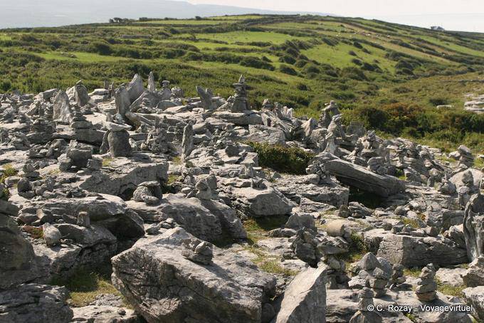 Stacks auf den Karsthügellandschaft des Burren - Irland