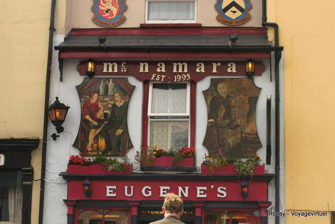 Fassade in Eugene McNamara, Ennistymon, Clare - Irland