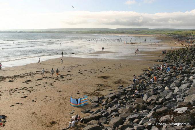 Crowd auf dem riesigen Ozean Strand, Lahinch - Irland