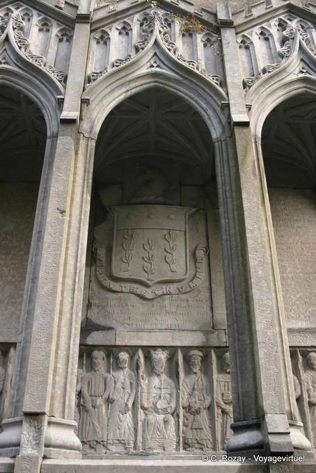 Wappen und Statuen des Grabes von Mac Mahon, Ennis Abbey - Irland