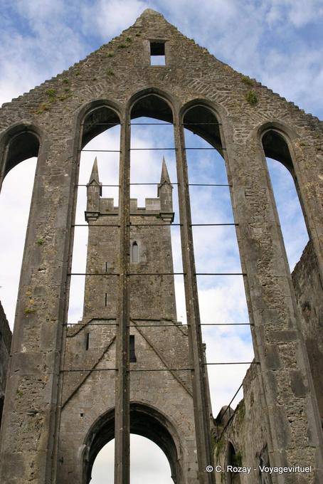 Fenster und Glockenturm entfernt mehr als 50 m hohen, Ennis Abbey - Irland