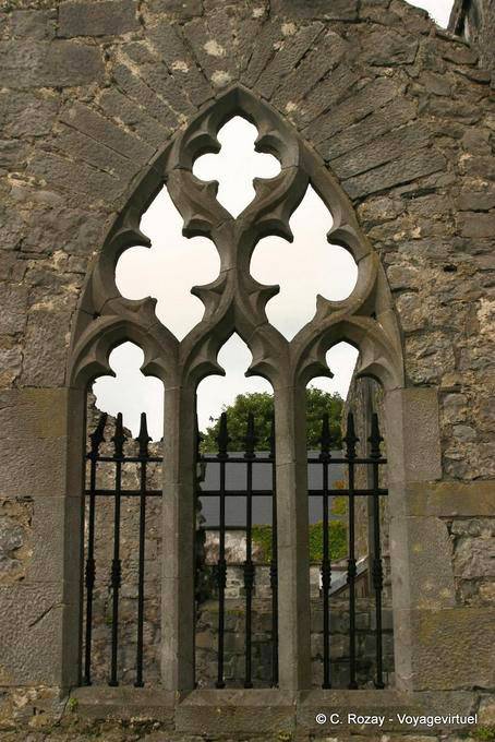 Gotisches Fenster des Querschiffs, Ennis Abbey - Irland