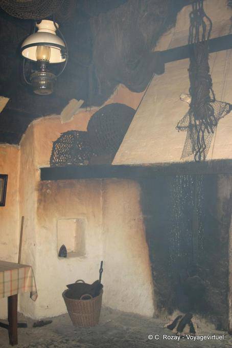 Peat im Kamin brennt duftend, Bunratty Folk Park - Irland
