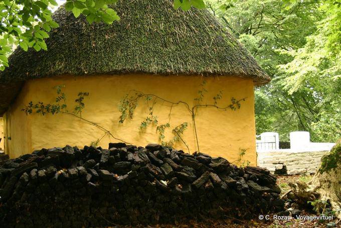 Steinmauer rund um das Haus des Walled Garden, Bunratty Folk Park - Irland