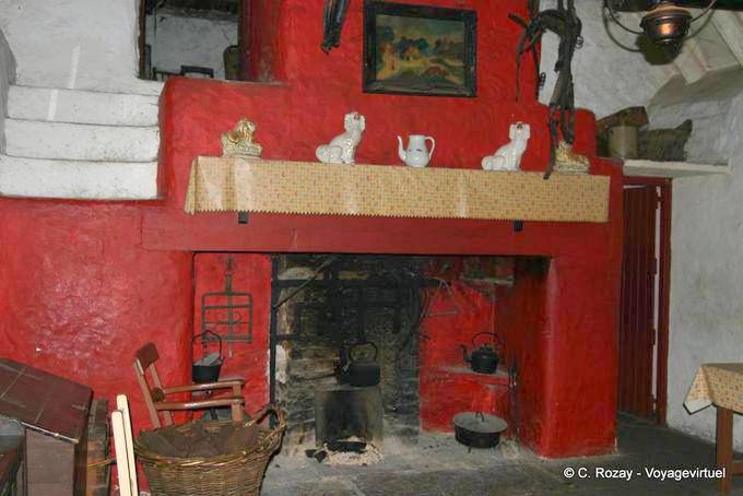 Und eine Periode Kamin in einem Haus, Bunratty Folk Park - Irland