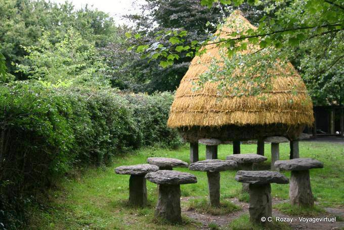 Heuhaufen auf Stelzen, Bunratty Folk Park - Irland