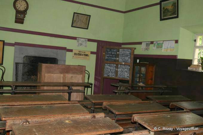 Hall of aus den wiederhergestellten Klasse Schule, Bunratty Folk Park - Irland