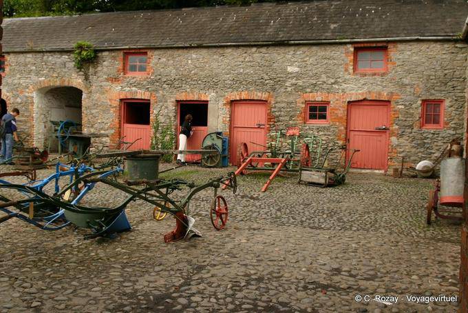 Farm-Tools Ausstellung im Hof, Bunratty Folk Park - Irland