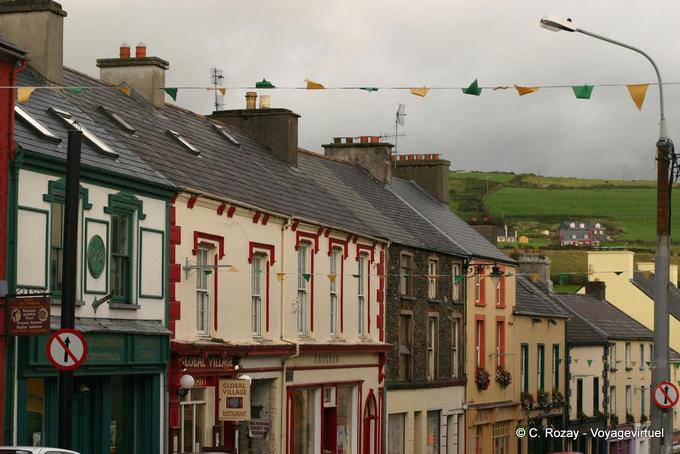 Häusern gesäumt Main Street, Dingle - Irland