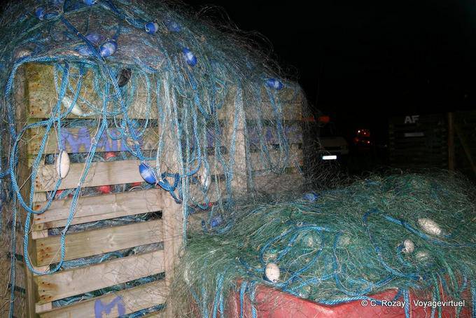 Stapel von Netzen auf dem Hafen bei Nacht, Dingle - Irland