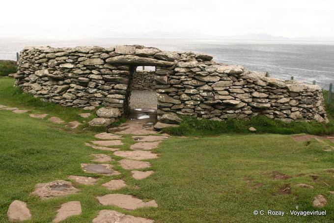 Reste von einem trockenen Steinhütte (Clochán), Fahan, Dingle - Irland