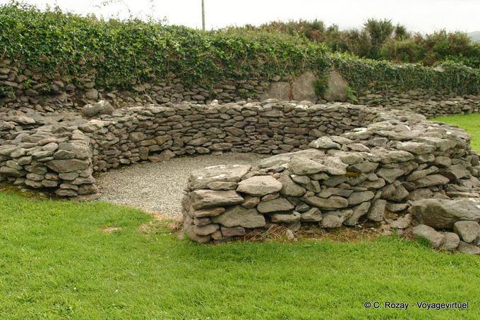 Ruinen der alten Klosteranlage von Reask, Ballyferriter, Dingle - Irland