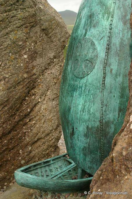 Close-up auf dem Boot von der Gedenkstätte Statue von Brandon Creek, Dingle - Irland