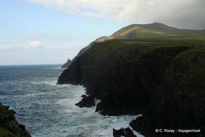 Das wilde Meer an der Küste von Cuas Jahr Bhodaigh, Dingle - Irland