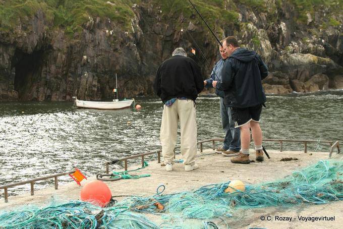 Fischer auf dem Pier in Brandon Creek, Ballycurrane, Dingle - Irland