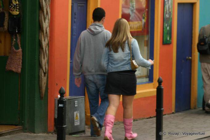 Minirock und Rosa Stiefel, Dingle - Irland