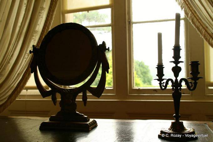 Spiegel und Kerze im Fenster, Muckross House, Killaney - Irland