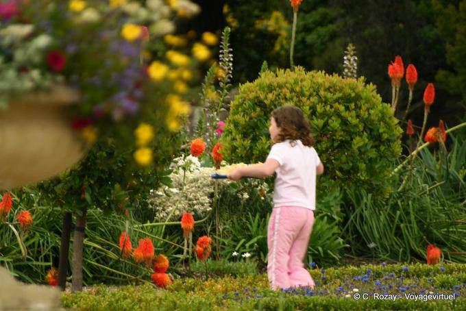 Kind, das in den Blumen, Muckross House, Killaney - Irland