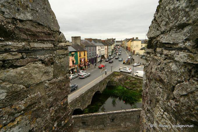 Panorama auf den Fluss und die Stadt von der Cahir Castle - Irland
