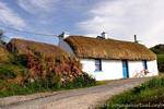 Haus mit Reetdach, um Dunkineely, Donegal, Irland.