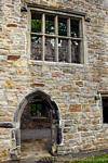 Einem Eingang und einem Fenster Donegal Castle, Irland.