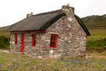Steinhaus typischen Reetdach, Achill Island, Irland.
