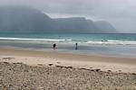 Icy Schwimmen mit den Klippen von Keel, Achill Island, Irland.