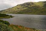 Am Ufer eines der unzähligen Seen von Connemara, Irland.