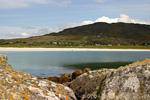Strand am Fuße des Mount Errisbeg, Connemara, Irland.