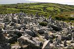 Stacks auf den Karsthügellandschaft des Burren, Irland.