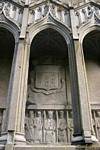Wappen und Statuen des Grabes von Mac Mahon, Ennis Abbey, Irland.
