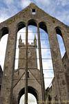 Fenster und Glockenturm entfernt mehr als 50 m hohen, Ennis Abbey, Irland.