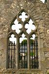 Gotisches Fenster des Querschiffs, Ennis Abbey, Irland.
