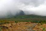 Schmutz der Straße und Wolken über der Conor Pass, Dingle, Irland.