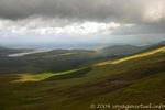 Wolken und Regenbogen Himmel auf Cloghane von Conor Pass, Dingle, Irland.